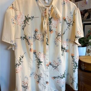 Unique Vintage 3X Floral Tie-Neck Blouse
